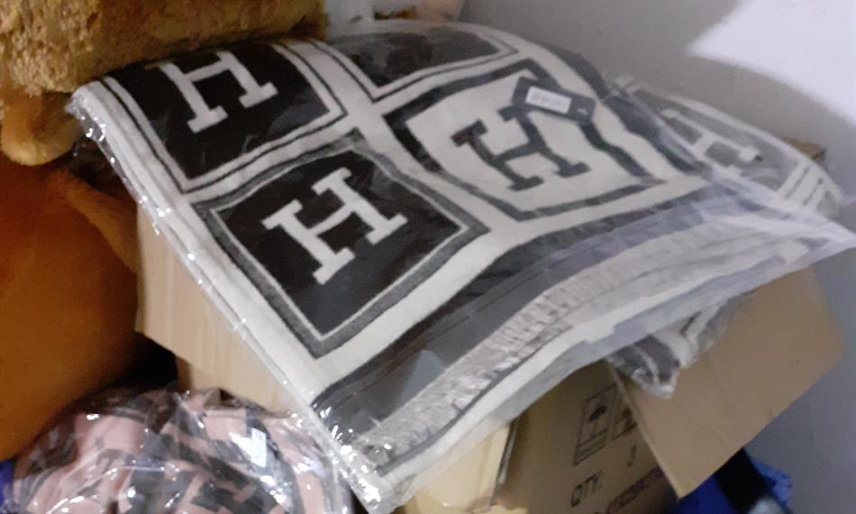 textilie připravené k prodeji ve skladu